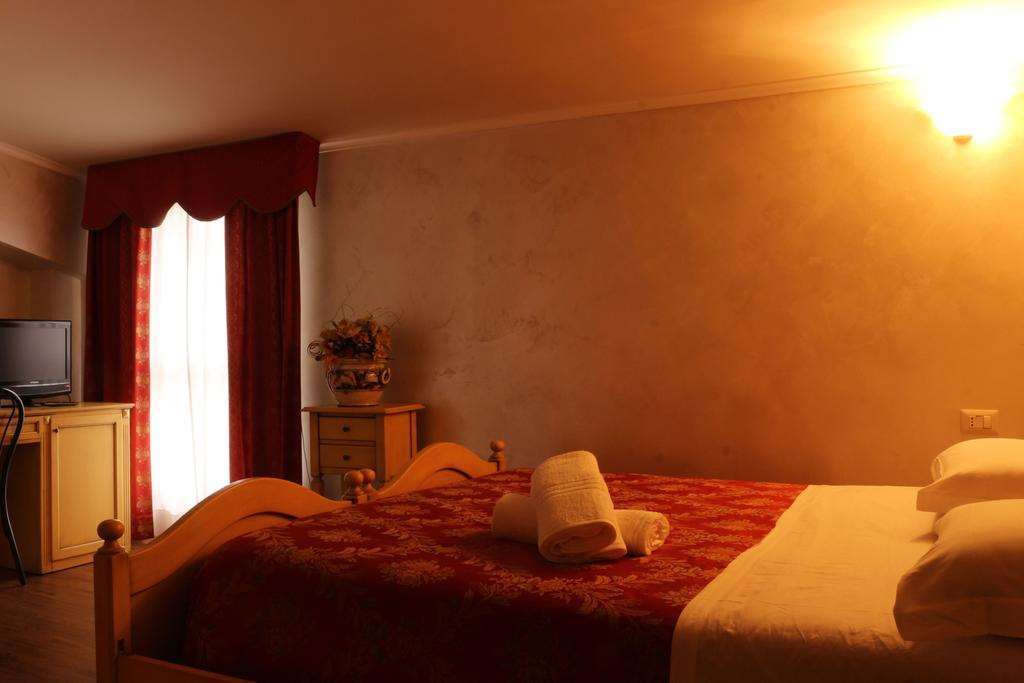 Hotel Al Castello Pomezia Quarto foto